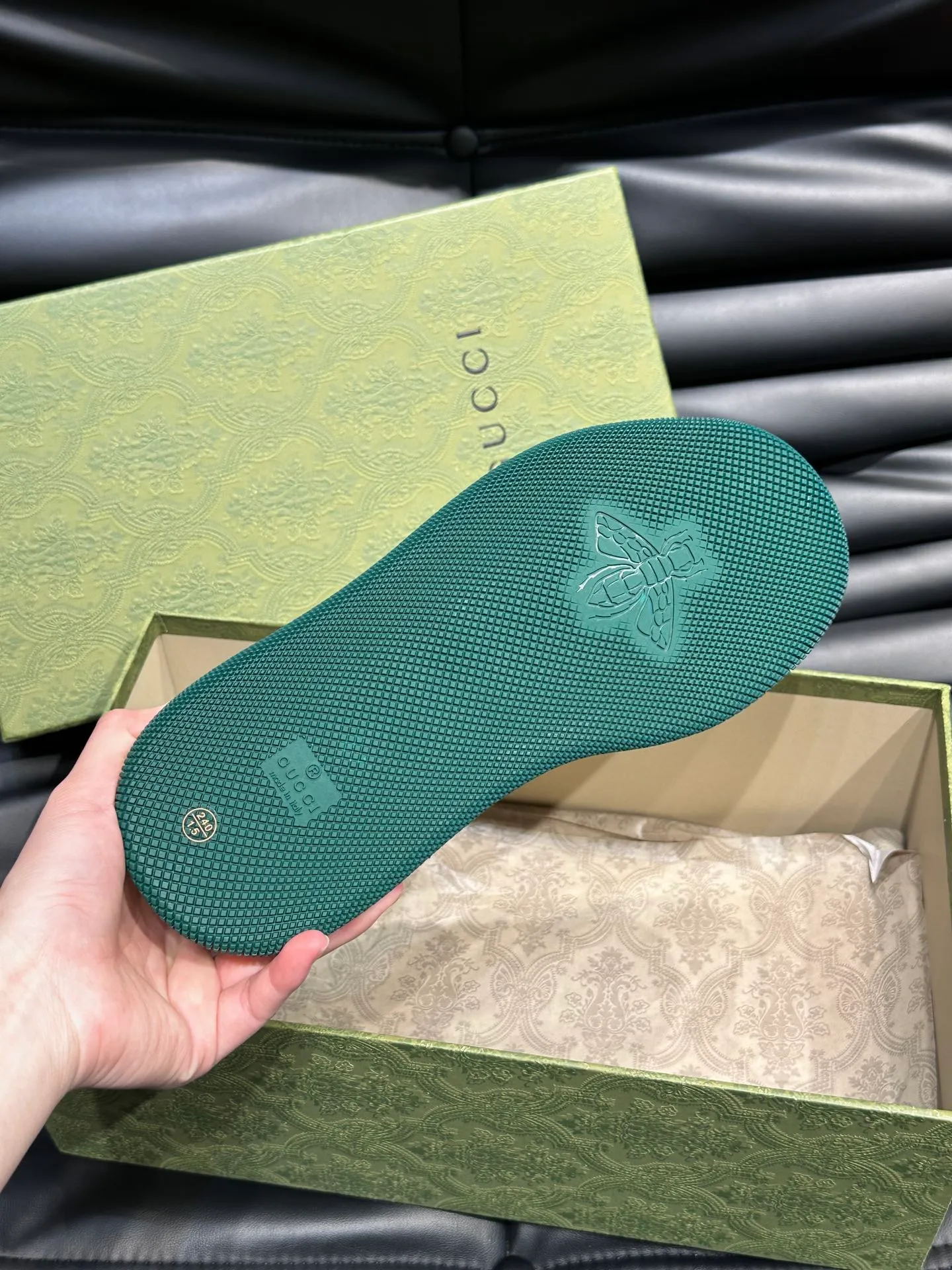 Men's men's shoes 💰p500 "GUCC*" Screener series 👫 Couple style GG thick-soled sneakers, the Screener series is inspired by the classic sneakers of the 1970s, cleverly incorporating the retro Gucci logo, two-color waterproof platform soles, and 5CM thick soles to enhance the aura, conveying the new design concept that a single product should be permanently accompanied by the passage of time, creating a retro distressed effect, decorated with metallic double G oval enamel details! High-quality, versatile classic items, highly recommended. Size female 35-39, male 38-44